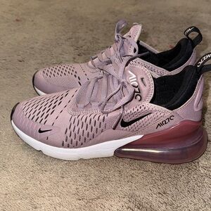 Nike 270 Fits A Women’s 7.5